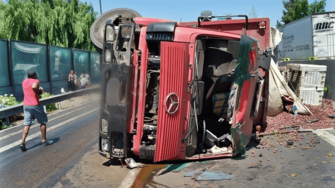 ¡Impactante! Camión vuelca y provoca corte de tránsito en General Velásquez