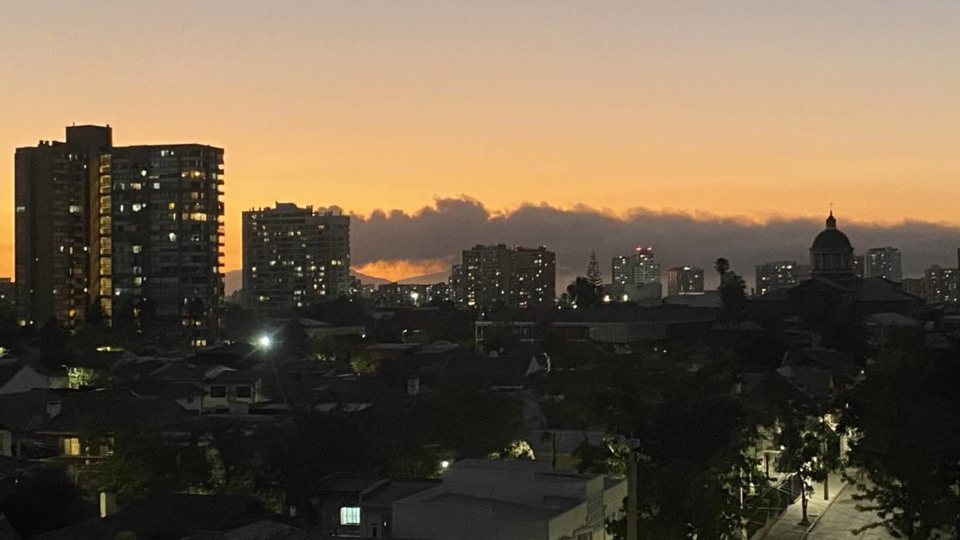 ¡Impactante! Descubre de dónde viene la enorme columna de humo en Santiago