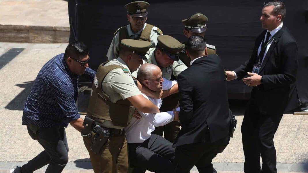 ¡Impactante! Detienen a hombre que irrumpió en funeral de Sebastián Piñera en La Moneda