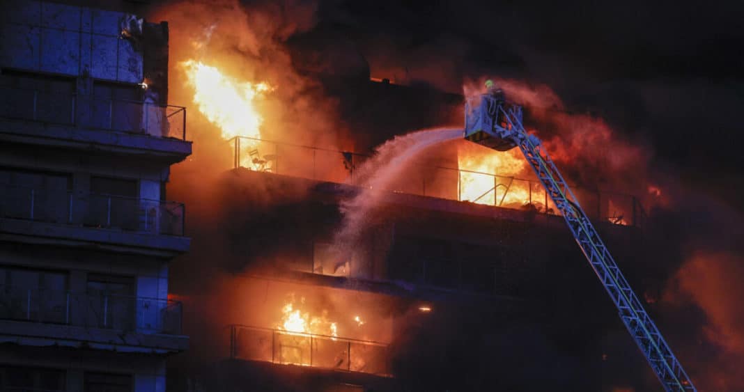 ¡Impactante! Edificio residencial de 14 pisos se consume en llamas en España