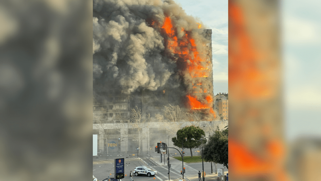 ¡Impactante! Enorme incendio en Valencia destruye un edificio de 14 pisos