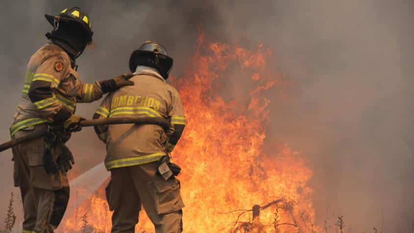 ¡Impactante! Hombre intenta iniciar un incendio en cerro de Paine