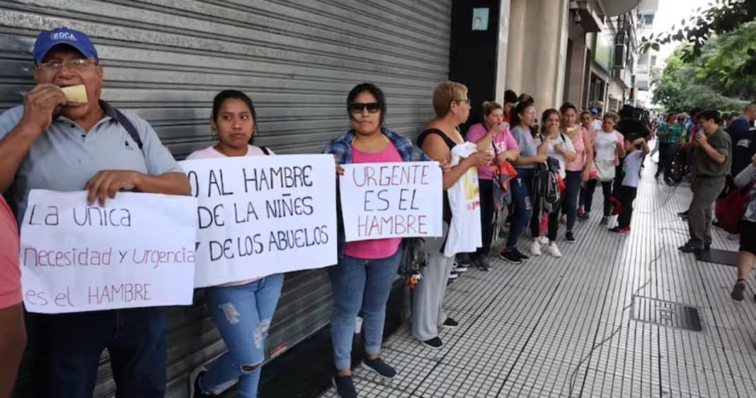 ¡Impactante! La fila de la pobreza en Argentina: 30 cuadras de desesperación por ver a la ministra de Capital Humano