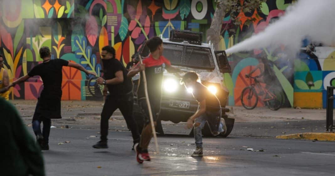 ¡Impactante! Plaza Baquedano se convierte en escenario de caos tras la muerte de Sebastián Piñera