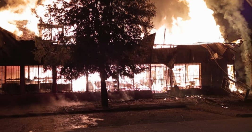 ¡Impactante! Un gigantesco incendio arrasa con un icónico supermercado en Lonquimay