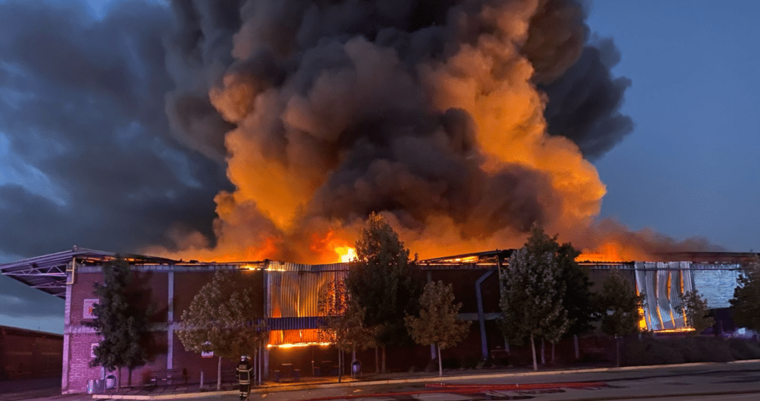 ¡Impactante! Violento incendio arrasa con centro de bodegas en Pudahuel