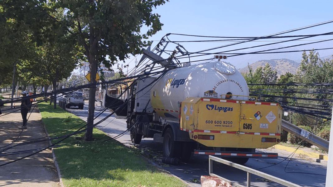 ¡Impactante accidente en Puente Alto! Camión derriba postes del alumbrado público dejando a miles sin electricidad
