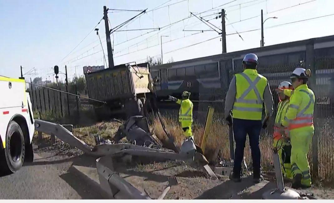 ¡Impactante accidente en San Bernardo deja camión atrapado en línea de tren!