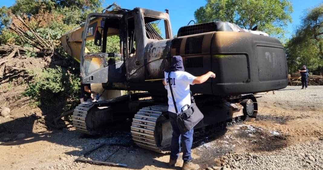 ¡Impactante ataque incendiario! Maquinaria de empresa de áridos en Lautaro es reducida a cenizas