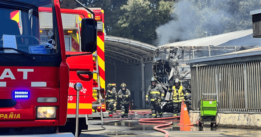 ¡Impactante incendio en Temuco! Al menos 7 buses destruidos en un taller de Buses Bio Bio