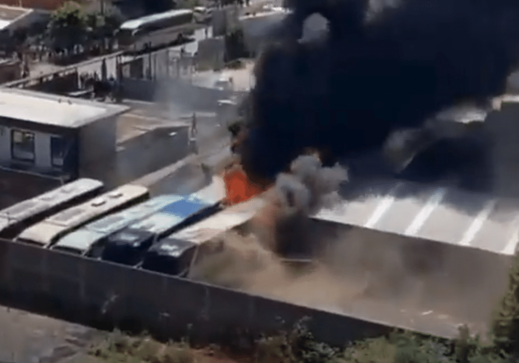 ¡Impactante incendio en bodega de buses en Temuco!