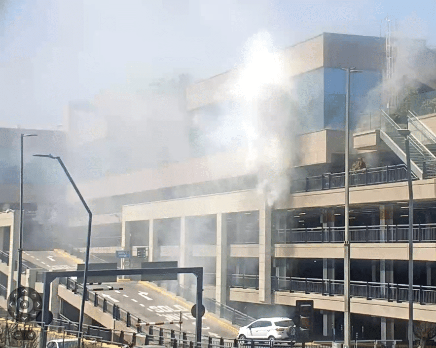 ¡Incendio arrasa con los estacionamientos del Mall Alto Las Condes!