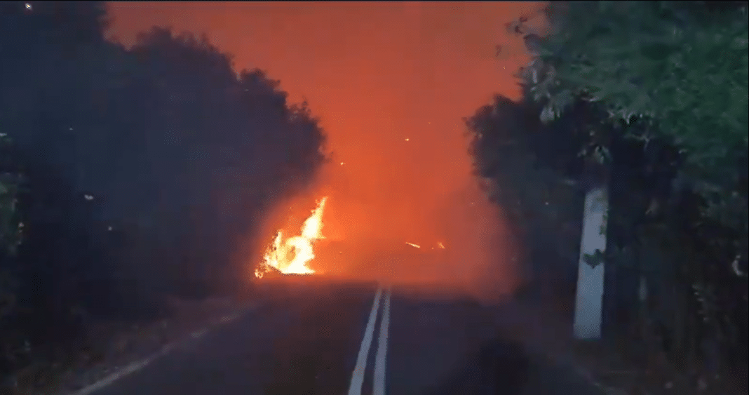 ¡Incendio sin control! Navidad en peligro: viviendas destruidas y fuego descontrolado