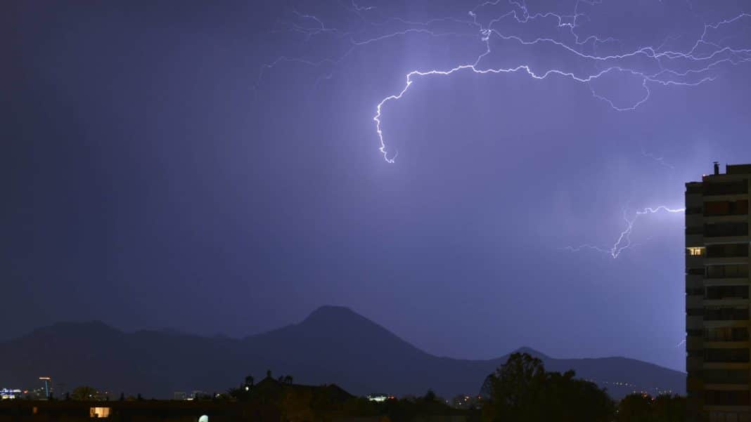 ¡Increíble! Descubre cómo se producirá una tormenta eléctrica con calor en sectores de la Región Metropolitana