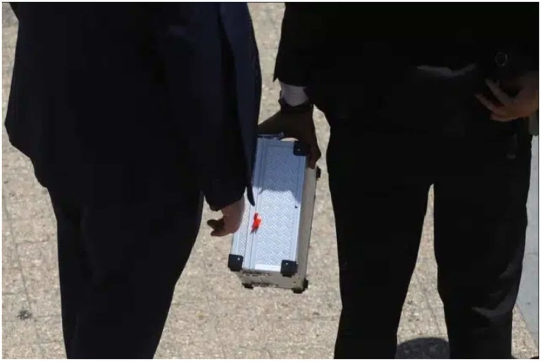 ¡Increíble! Descubre qué había en el maletín del hombre que irrumpió en La Moneda durante los honores al expresidente Piñera