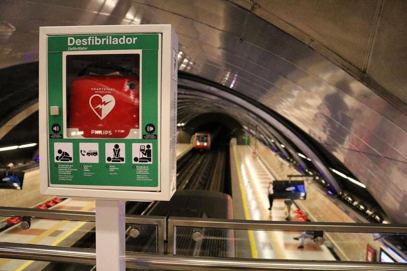 ¡Increíble! Detienen a dos sujetos por robo de desfibriladores en el Metro