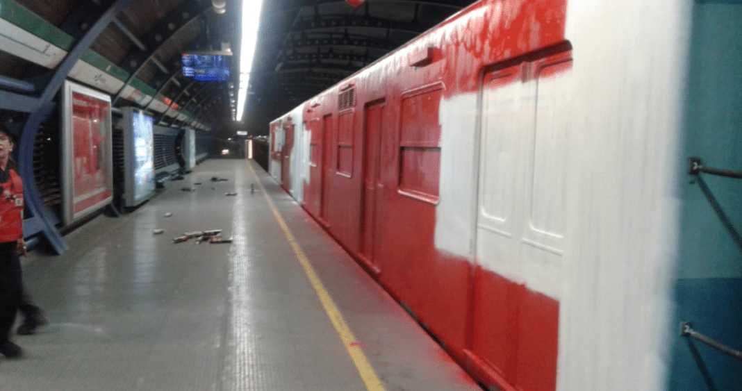 ¡Increíble! Encapuchados vandalizan un tren en estación del Metro de Santiago y dejan a pasajeros encerrados