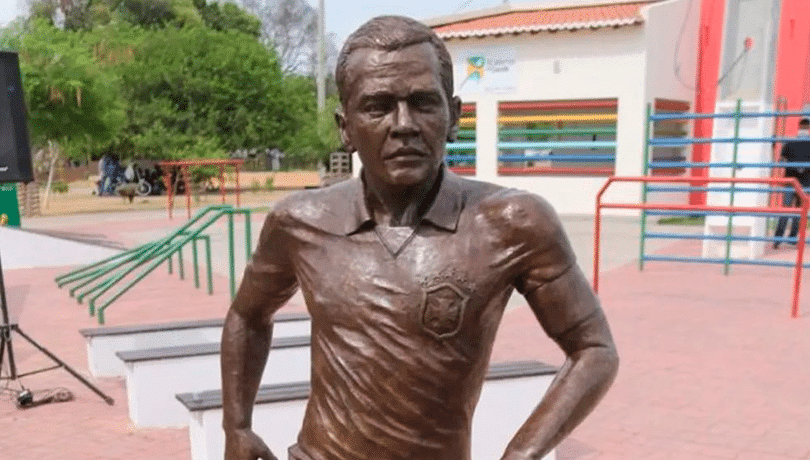 ¡Increíble! Estatua de Dani Alves en Brasil sufre nuevo ataque vandálico