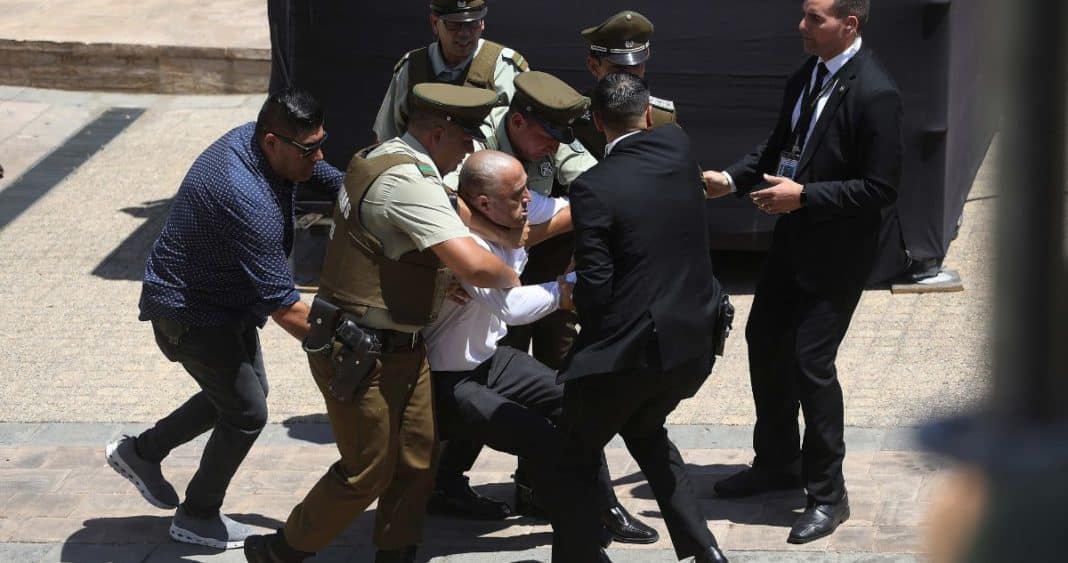 ¡Increíble! Hombre salta vallas frente a La Moneda en pleno homenaje a Piñera y es detenido por Carabineros