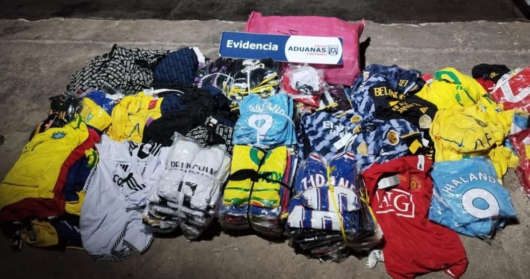 ¡Increíble hallazgo en Iquique! Descubren 493 camisetas de fútbol falsas en un camión de frutas