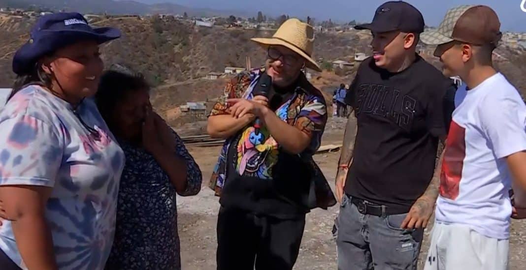 ¡Increíble regalo! Cantante urbano sorprende a damnificada por el incendio con una nueva casa