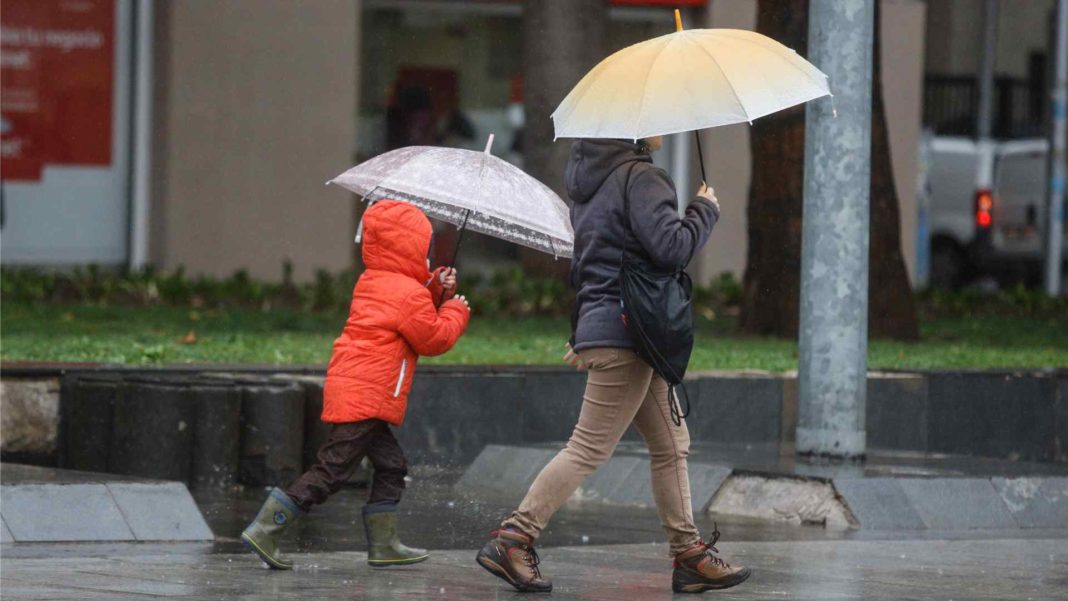 ¡Lluvias en Santiago! Prepárate para el cambio de clima
