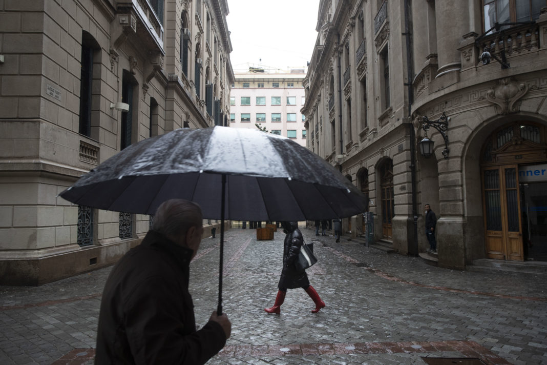 ¡Prepárate! La lluvia llegará a Santiago en las próximas horas