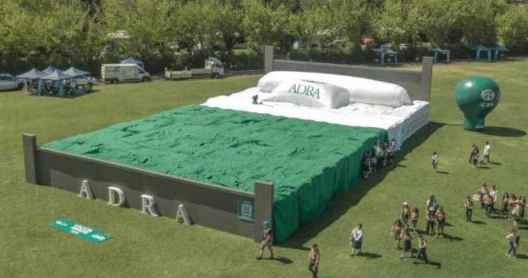 ¡Récord Guinnes en Chillán! La cama más grande del mundo equivale a una cancha de fútbol