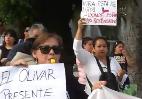 ¡Vecinos damnificados protestan contra Viña 2024! Estamos de luto, no para un festival
