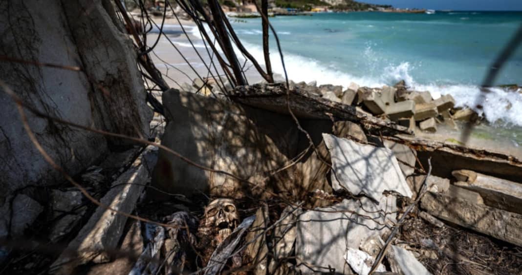 Cartagena se hunde: el mar arrasa casas, muelles y saca 'a flote' cadáveres de cementerio colombiano