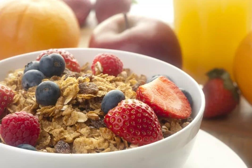 Cuida tu cerebro desde el desayuno: Descubre los alimentos que los neurólogos recomiendan evitar