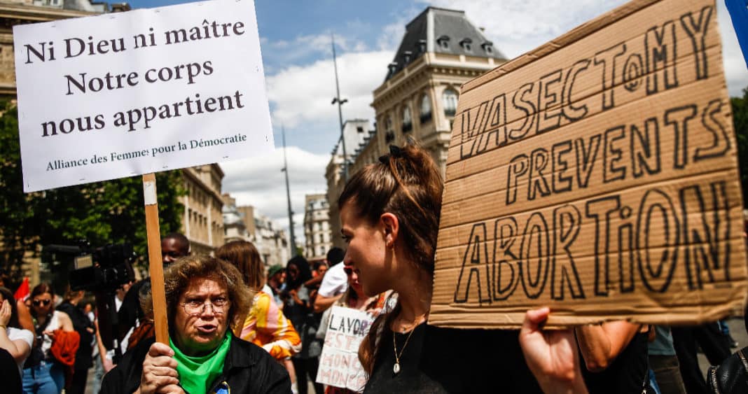 Francia se convierte en el primer país en proteger el aborto en su Constitución