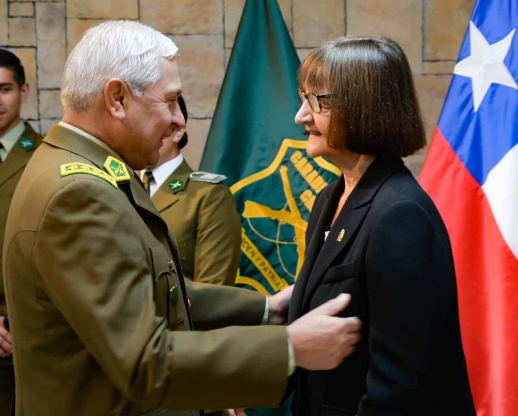 General Yáñez y rectora de la U. de Chile dan inicio al año académico de Carabineros de Chile