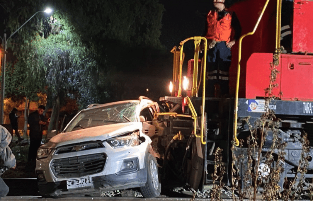 Impactante accidente en Maipú: Tren arrolla a vehículo tras no respetar señalética en cruce