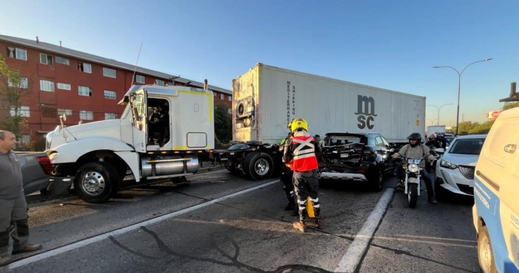 Impactante accidente en Ruta 5: camión colisiona con cinco vehículos en San Miguel