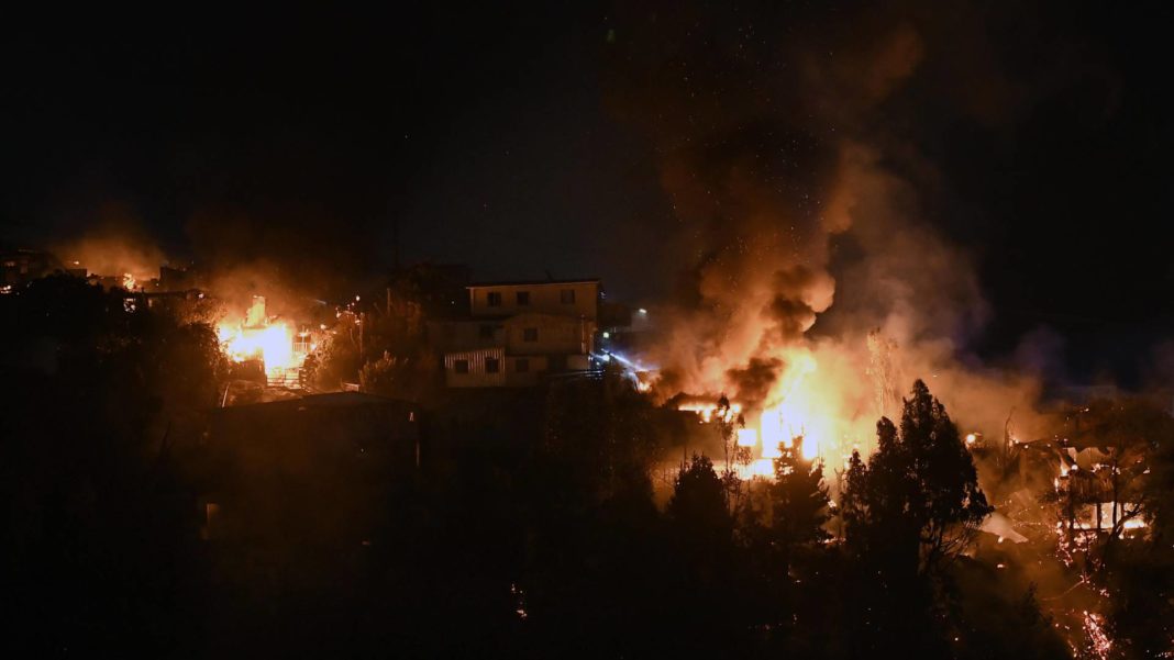 Impactante tragedia en Valparaíso: Dos menores de edad pierden la vida en incendio