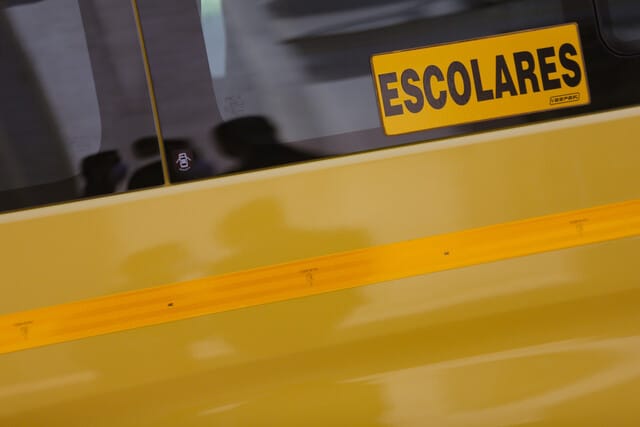 Increíble: Conductor de furgón escolar se defiende y atropella a delincuente