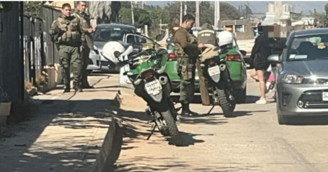 Increíble historia: Hombre acusado de VIF se esconde en los techos de las casas