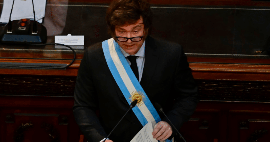 Javier Milei anula aumentos de sueldo a su gabinete y desafía a Cristina Fernández