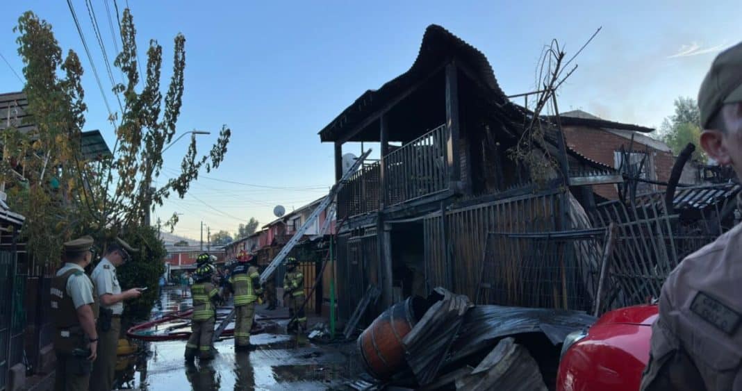 Tragedia en Renca: Incendio deja dos adultos mayores fallecidos y varias viviendas destruidas