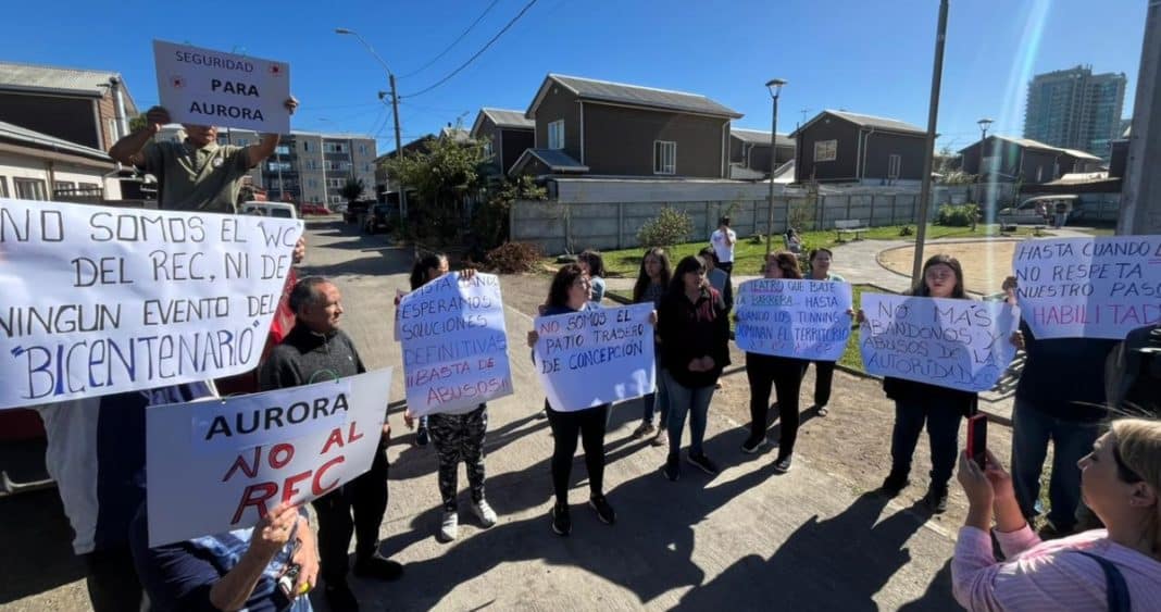 Vecinos de Aurora de Chile exigen el cierre del festival REC: pasajes convertidos en baños y estacionamientos