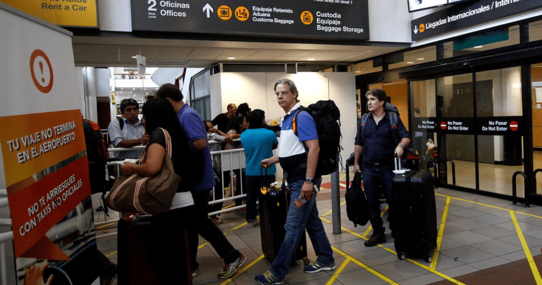 ¡Alerta en el aeropuerto de Santiago! Falsos taxistas estafan a turistas británicos