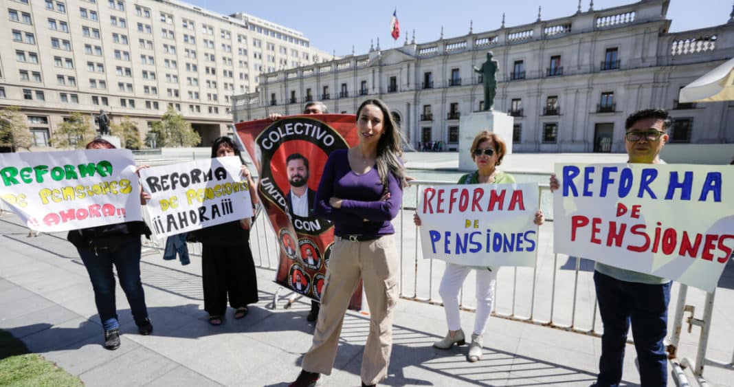 ¡Apoyo masivo! Manifestación en apoyo al Presidente Boric frente a La Moneda