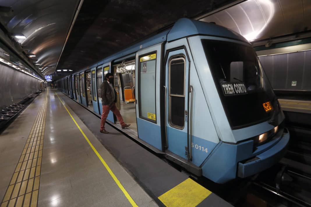 ¡Descubre cómo actuar ante problemas en el Metro de Santiago y mantén tu seguridad!