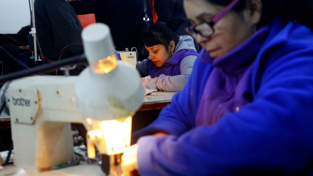 ¡Descubre cómo fomentar la inserción laboral femenina y transformar nuestra sociedad!