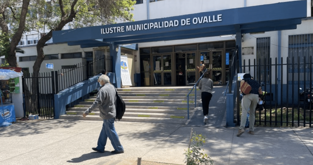 ¡Escándalo en Ovalle! Funcionarios municipales sorprendidos fumando marihuana en vehículo oficial