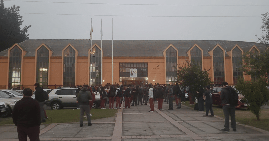 ¡Escándalo en el CEAT San Pedro! Estudiantes protestan por suspensión injusta de alumna