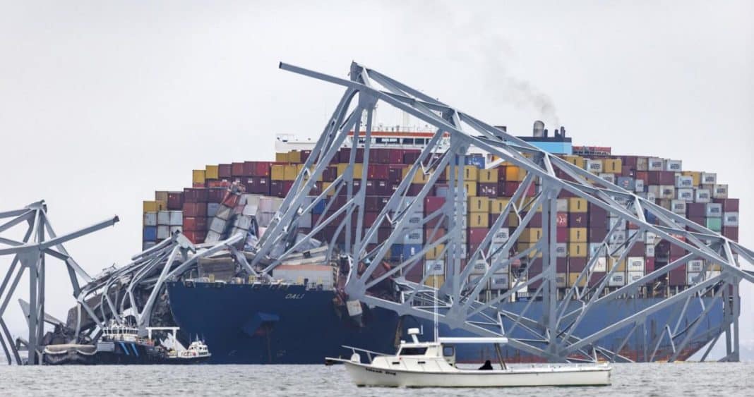 ¡Impactante! Barco colisiona con puente en Baltimore y desata una catástrofe química