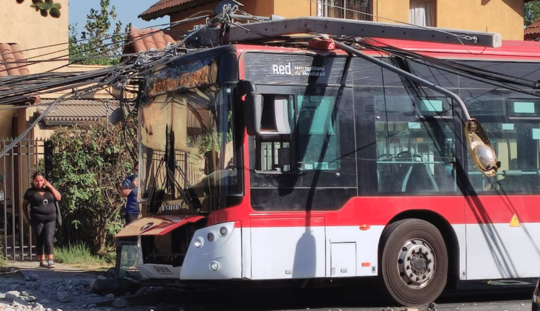 ¡Impactante accidente en Peñalolén! Bus RED choca poste de luz y provoca corte de suministro eléctrico