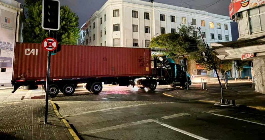 ¡Impactante accidente en pleno centro de Concepción! Camión derriba postes de tendido eléctrico y provoca caos vial